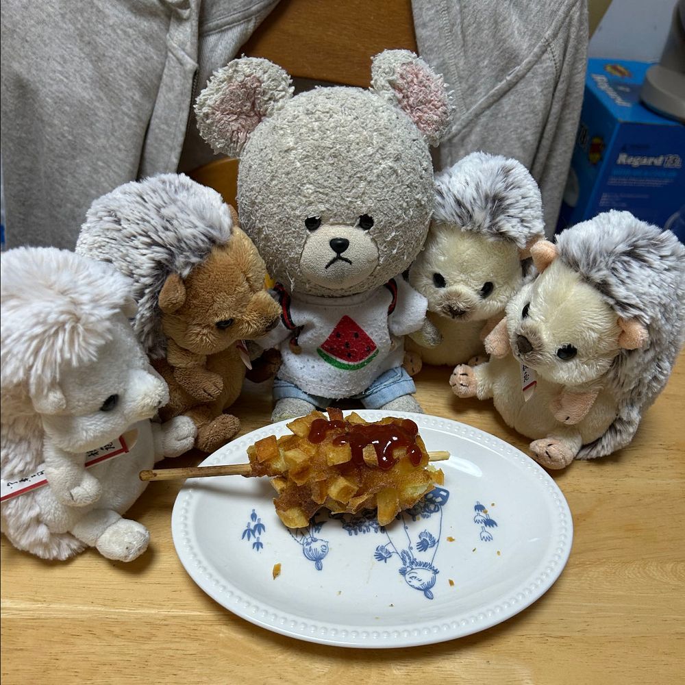 ぴーしゃん、すき家へ🚙
けど、お持ち帰りなの🥡
やぎろんちゃん食べてたにんにくの芽牛丼を買いに👛
なんかね、やぎろんちゃんの見た時も、お店の注文画面見た時も、こんなに赤くなかったような…なかなか辛め🌶️のトッピングだった🥄🐻❄️けど、キムチ系の辛いのは大歓迎✨これはうまい😋
最近小腹が減りすぎで困ってるぴーしゃん…業スーで買ったじゃがポテチーズハットグをあっためて〜
チーズびよ〜んで最高😆うまっ❤️
あ…ちくまろうにぼんに囲まれた…譲りましょうか💦