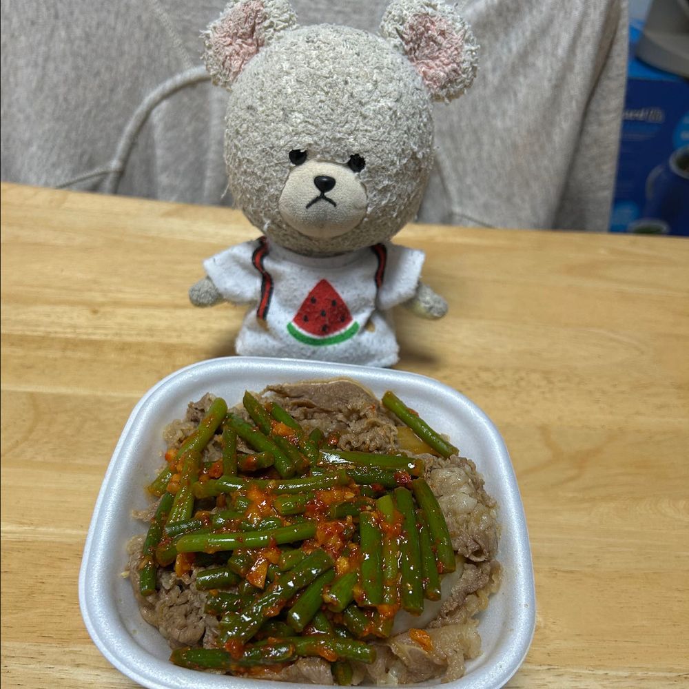 ぴーしゃん、すき家へ🚙
けど、お持ち帰りなの🥡
やぎろんちゃん食べてたにんにくの芽牛丼を買いに👛
なんかね、やぎろんちゃんの見た時も、お店の注文画面見た時も、こんなに赤くなかったような…なかなか辛め🌶️のトッピングだった🥄🐻❄️けど、キムチ系の辛いのは大歓迎✨これはうまい😋
最近小腹が減りすぎで困ってるぴーしゃん…業スーで買ったじゃがポテチーズハットグをあっためて〜
チーズびよ〜んで最高😆うまっ❤️
あ…ちくまろうにぼんに囲まれた…譲りましょうか💦