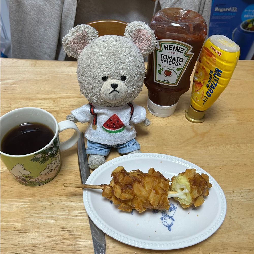 ぴーしゃん、すき家へ🚙
けど、お持ち帰りなの🥡
やぎろんちゃん食べてたにんにくの芽牛丼を買いに👛
なんかね、やぎろんちゃんの見た時も、お店の注文画面見た時も、こんなに赤くなかったような…なかなか辛め🌶️のトッピングだった🥄🐻❄️けど、キムチ系の辛いのは大歓迎✨これはうまい😋
最近小腹が減りすぎで困ってるぴーしゃん…業スーで買ったじゃがポテチーズハットグをあっためて〜
チーズびよ〜んで最高😆うまっ❤️
あ…ちくまろうにぼんに囲まれた…譲りましょうか💦