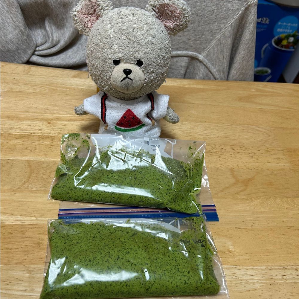 ぴーしゃんチのバジルが生い茂ってるよ〜🌿
もはや根元は木になってる💦💦
急いで加工せねば‼️
柔らかいとこを摘んで〜
にんにくとか、松の実とか、オリーブオイルとか入れて、ペーストに✨
これは冷凍庫で保存だ👍
さっそくトマトとモッツァレラのバジルパスタ🍝