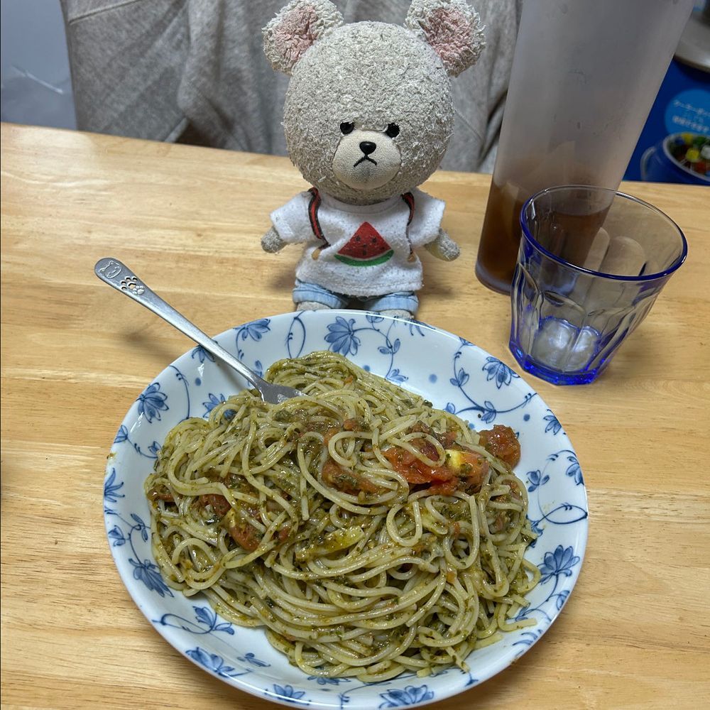 ぴーしゃんチのバジルが生い茂ってるよ〜🌿
もはや根元は木になってる💦💦
急いで加工せねば‼️
柔らかいとこを摘んで〜
にんにくとか、松の実とか、オリーブオイルとか入れて、ペーストに✨
これは冷凍庫で保存だ👍
さっそくトマトとモッツァレラのバジルパスタ🍝