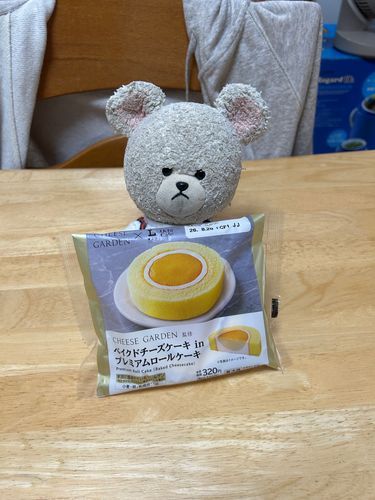 ローソンでご当地ロールふたたび
全部食べたい🤤
北海道は「プレミアムロールケーキ 北海道産赤肉メロン」
東北は「UC×ずんだ茶寮監修 プレミアムロールケーキ ずんだシェイク風味」
ぴーしゃんとこの関東は「CHEESE GARDEN監修ベイクドチーズケーキ in プレミアムロールケーキ」
東海北陸は「ステーキのあさくま監修プリン風プレミアムロールケーキ」
関西は「らぽっぽファーム監修 お芋クリームプレミアムロールケーキ」
中国四国は「プレミアムロールケーキ 白バラコーヒー」
九州は「プレミアムロールケーキ 熊本県産和栗」
(● ˃̶͈̀ロ˂̶͈́)੭ꠥ⁾⁾罪深いローソンめッッ🥄🐻‍❄️