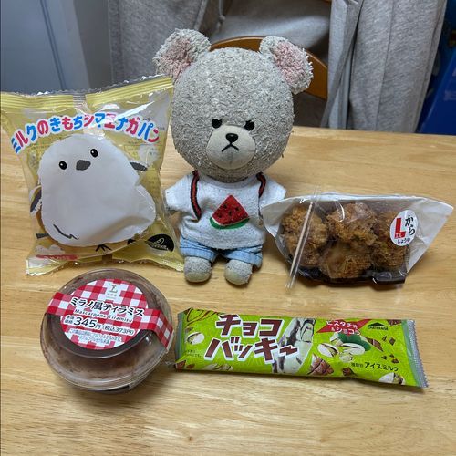 ローソンでロールケーキ以外も…
シマちゃんそっくりで連れ帰るって駄々っ子してゲットしたパンと、からあげ、ティラミス、チョコバッキーピスタチオ❣️
こっつんと、ティラミスを🥄✨
下にコーヒー液がひたひたでにがと甘のベストバランス👍
からあげにはハチミツ漬けレモンに炭酸水いれたしゅわしゅわを🍋✨
あれ？からあげ…減ってる👀‼️
こら〜‼️お家の人〜‼️こっそりつまみ食いしたなーーーーッッ‼️🐻‍❄️💢
ひどいオトナだ…🥲