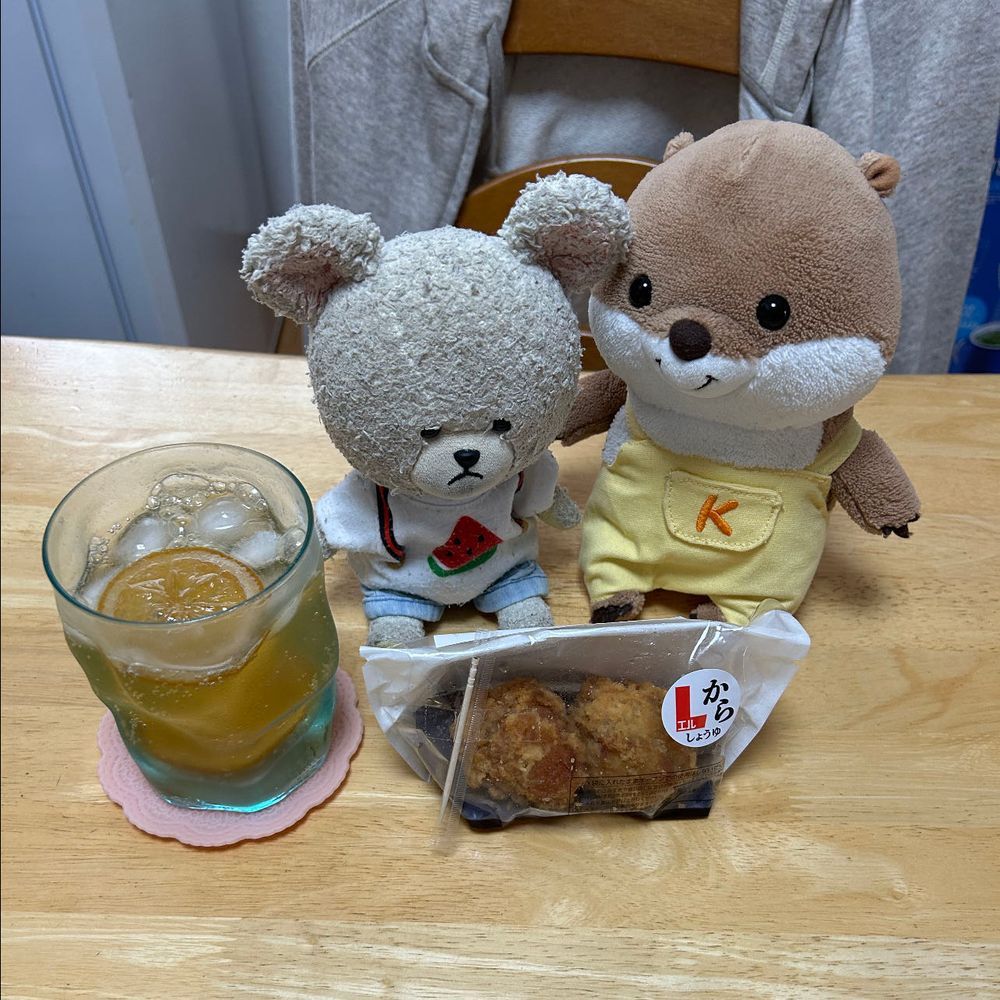 ローソンでロールケーキ以外も…
シマちゃんそっくりで連れ帰るって駄々っ子してゲットしたパンと、からあげ、ティラミス、チョコバッキーピスタチオ❣️
こっつんと、ティラミスを🥄✨
下にコーヒー液がひたひたでにがと甘のベストバランス👍
からあげにはハチミツ漬けレモンに炭酸水いれたしゅわしゅわを🍋✨
あれ？からあげ…減ってる👀‼️
こら〜‼️お家の人〜‼️こっそりつまみ食いしたなーーーーッッ‼️🐻‍❄️💢
ひどいオトナだ…🥲