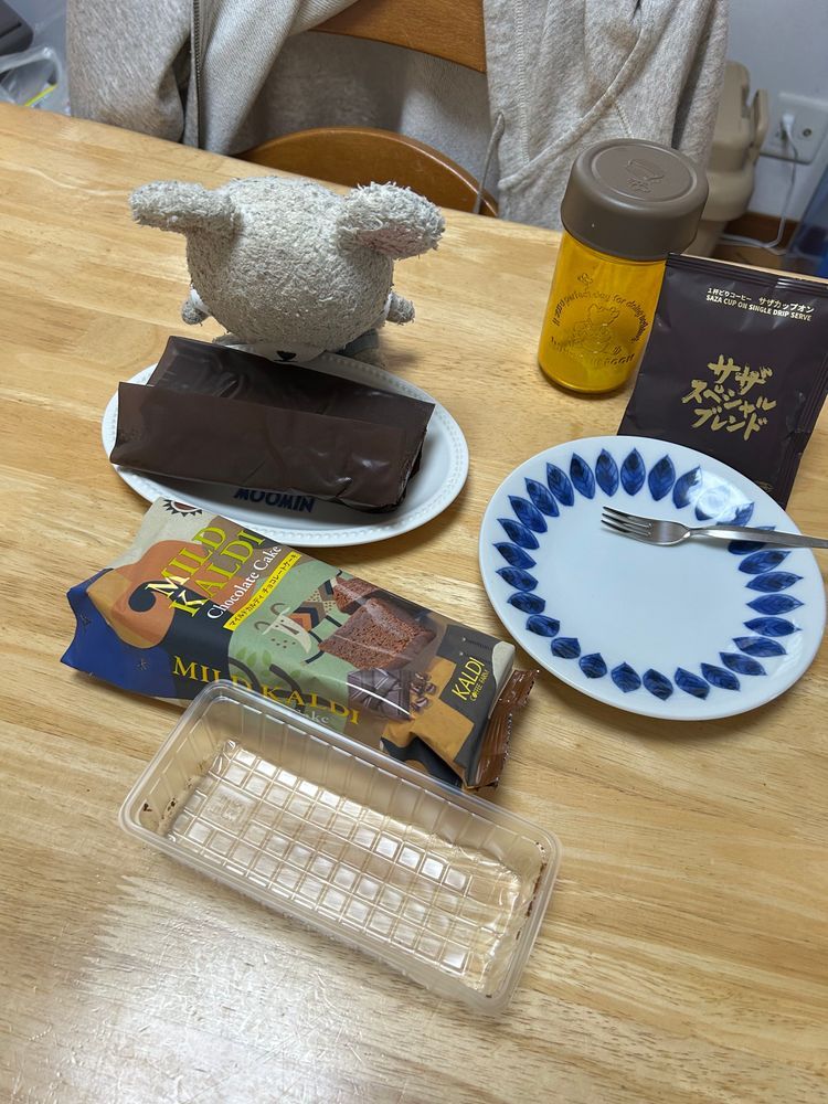 しまっておいて、発見された美味しかったオヤツ👀💦
やっぱり…
7月2日までって…
賞味期限だからセーフ👍
一応ｸﾝｸﾝ…
余裕👏美味しいドリップコーヒーと、オシャレに変身させる工夫を用意して〜
お皿に盛り付けて、粉砂糖パラパラ、生クリームちょいと添えて〜
グレードアップしたから、1ヶ月半の超過分はチャラだね🐻‍❄️❣️