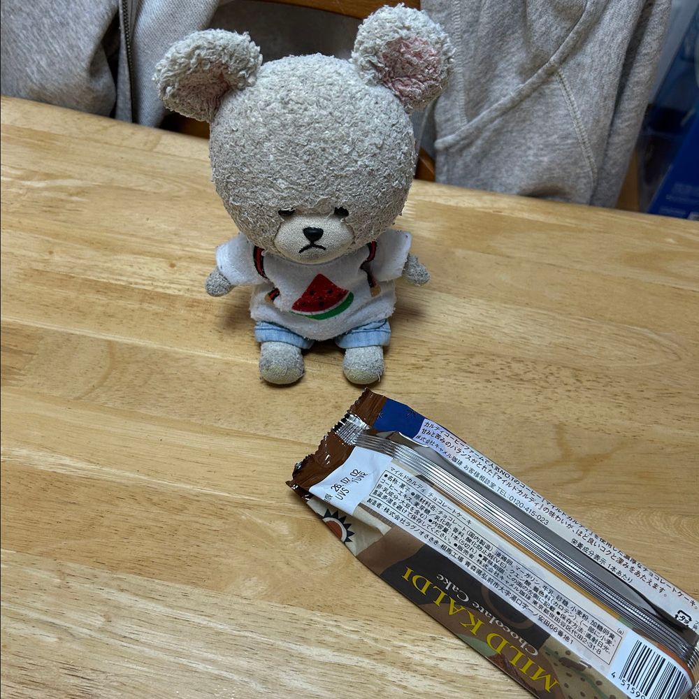 しまっておいて、発見された美味しかったオヤツ👀💦
やっぱり…
7月2日までって…
賞味期限だからセーフ👍
一応ｸﾝｸﾝ…
余裕👏美味しいドリップコーヒーと、オシャレに変身させる工夫を用意して〜
お皿に盛り付けて、粉砂糖パラパラ、生クリームちょいと添えて〜
グレードアップしたから、1ヶ月半の超過分はチャラだね🐻‍❄️❣️