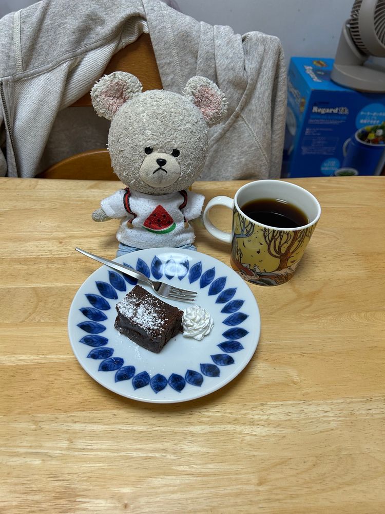 しまっておいて、発見された美味しかったオヤツ👀💦
やっぱり…
7月2日までって…
賞味期限だからセーフ👍
一応ｸﾝｸﾝ…
余裕👏美味しいドリップコーヒーと、オシャレに変身させる工夫を用意して〜
お皿に盛り付けて、粉砂糖パラパラ、生クリームちょいと添えて〜
グレードアップしたから、1ヶ月半の超過分はチャラだね🐻‍❄️❣️