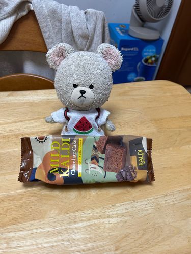 しまっておいて、発見された美味しかったオヤツ👀💦
やっぱり…
7月2日までって…
賞味期限だからセーフ👍
一応ｸﾝｸﾝ…
余裕👏美味しいドリップコーヒーと、オシャレに変身させる工夫を用意して〜
お皿に盛り付けて、粉砂糖パラパラ、生クリームちょいと添えて〜
グレードアップしたから、1ヶ月半の超過分はチャラだね🐻‍❄️❣️