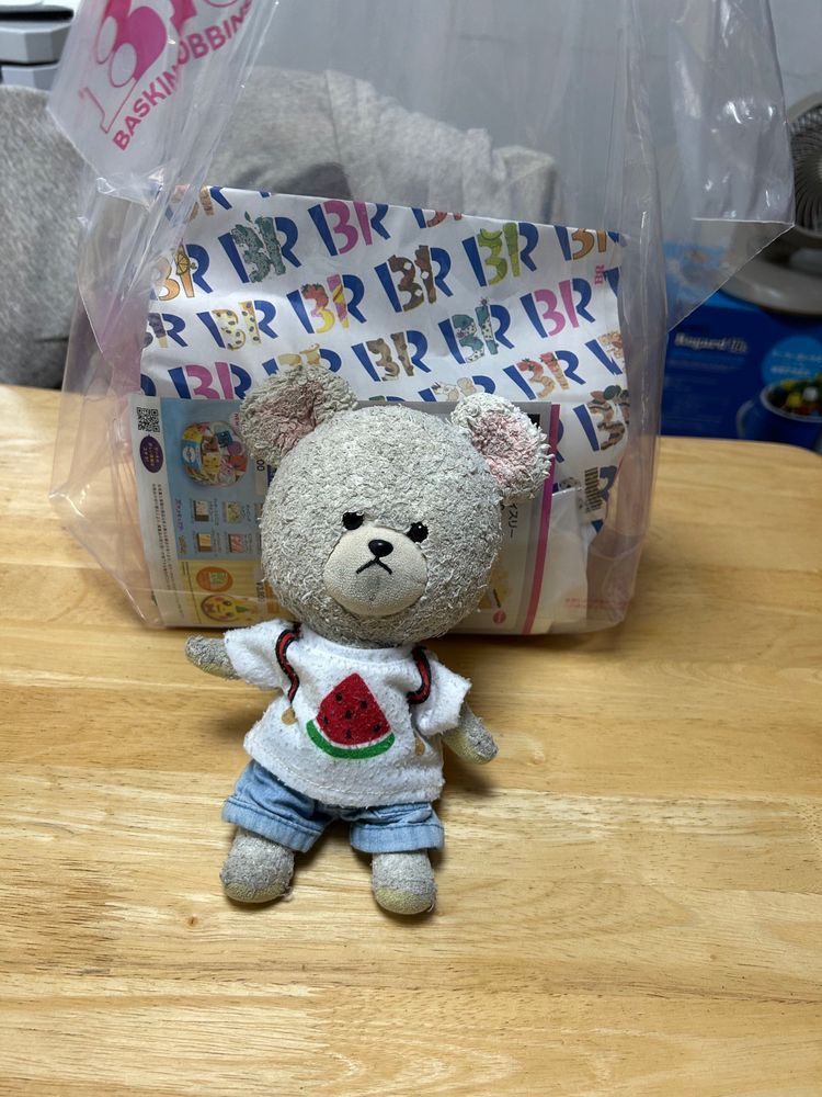 暑いから、出先でサーティワンに寄って、お持ち帰りなの❣️
終わっちゃったら悲しいから食べたかったやつを買いに👛
ラズベリーフロマージュ狙ってたのに無かったな😭
かわいいパン買ったの❣️明日が楽しみ✨
YouTube視聴を楽しむぴーしゃんのスタイルだよ🐻❄️
イヤホン固定のためにエビに突っ込まれるのは毎度…