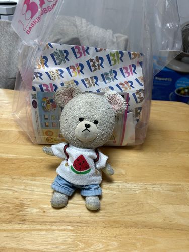 暑いから、出先でサーティワンに寄って、お持ち帰りなの❣️
終わっちゃったら悲しいから食べたかったやつを買いに👛
ラズベリーフロマージュ狙ってたのに無かったな😭
かわいいパン買ったの❣️明日が楽しみ✨
YouTube視聴を楽しむぴーしゃんのスタイルだよ🐻‍❄️
イヤホン固定のためにエビに突っ込まれるのは毎度…