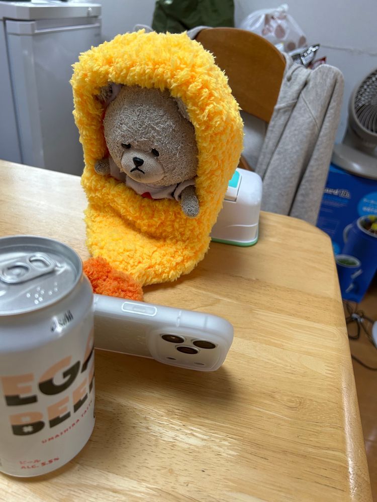 暑いから、出先でサーティワンに寄って、お持ち帰りなの❣️
終わっちゃったら悲しいから食べたかったやつを買いに👛
ラズベリーフロマージュ狙ってたのに無かったな😭
かわいいパン買ったの❣️明日が楽しみ✨
YouTube視聴を楽しむぴーしゃんのスタイルだよ🐻❄️
イヤホン固定のためにエビに突っ込まれるのは毎度…