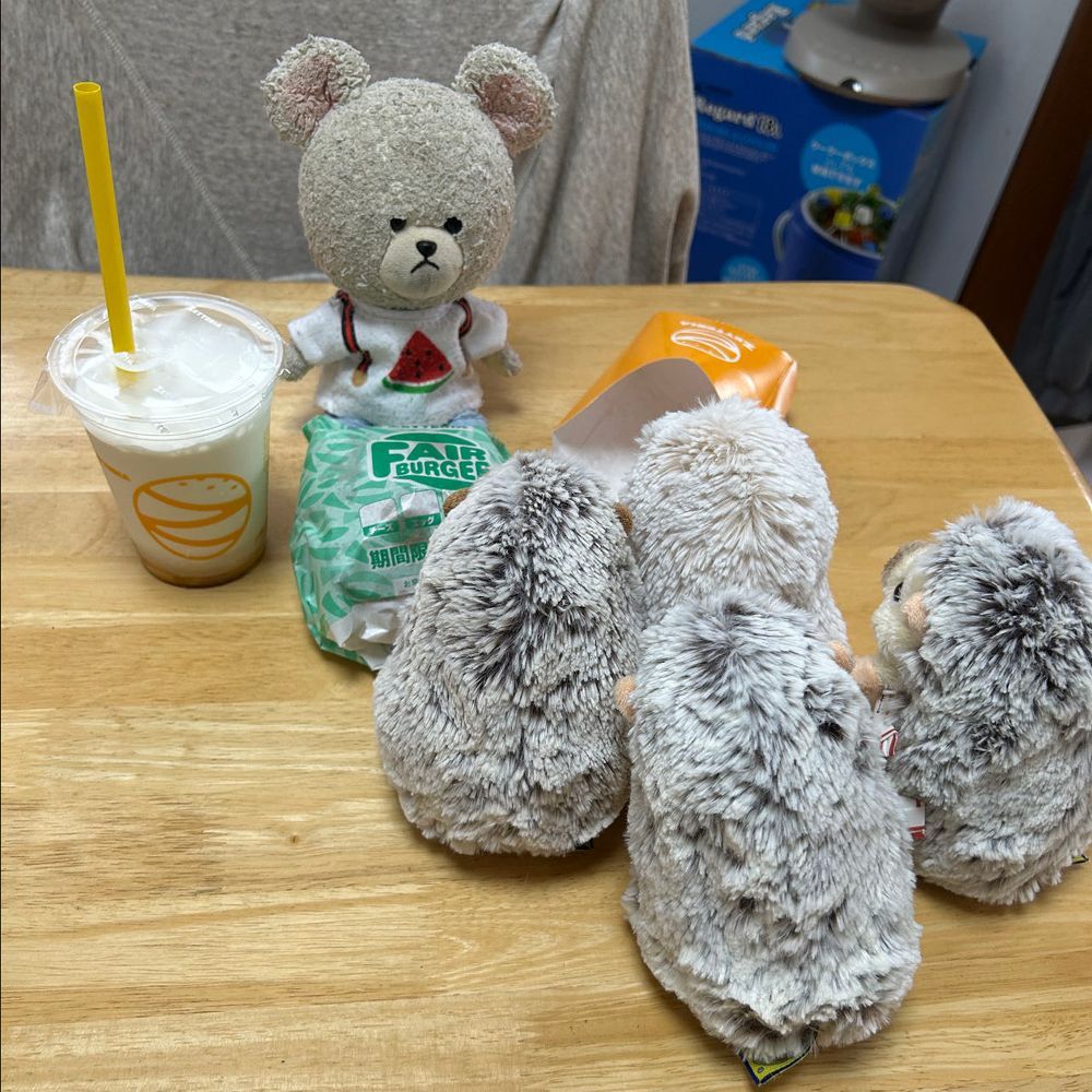 ぴーしゃん、ゼッテリアでお昼買ったんだけど、持ち帰るうちに冷めちゃうからってポテト🍟お家の人と食べながら帰ってきたの🚙
あ〜ないとなると、やっぱり寂し…
そこに　ちくまろうにぼんが…ポテトがないと騒いでる💦💦
ぴーしゃんから、いい匂いするって😱💦
シェーキの方もいい匂いっていってみんな飲みに行ったよ〜🥤ヒヤヒヤしたな😅
このバーガーはね、夏の和風バーガー　瀬戸内レモンねぎ塩バーガー🍔だよ❣️
美味しかった✨