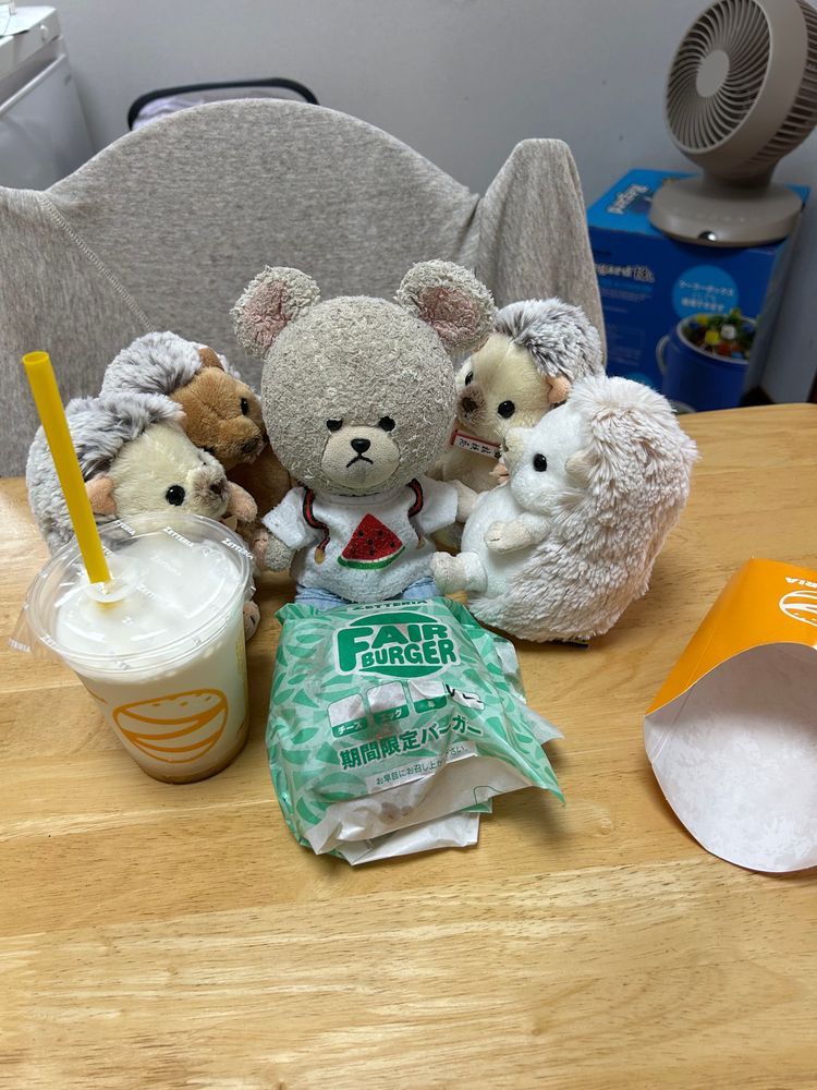 ぴーしゃん、ゼッテリアでお昼買ったんだけど、持ち帰るうちに冷めちゃうからってポテト🍟お家の人と食べながら帰ってきたの🚙
あ〜ないとなると、やっぱり寂し…
そこに　ちくまろうにぼんが…ポテトがないと騒いでる💦💦
ぴーしゃんから、いい匂いするって😱💦
シェーキの方もいい匂いっていってみんな飲みに行ったよ〜🥤ヒヤヒヤしたな😅
このバーガーはね、夏の和風バーガー　瀬戸内レモンねぎ塩バーガー🍔だよ❣️
美味しかった✨