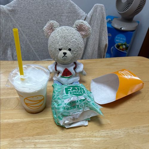 ぴーしゃん、ゼッテリアでお昼買ったんだけど、持ち帰るうちに冷めちゃうからってポテト🍟お家の人と食べながら帰ってきたの🚙
あ〜ないとなると、やっぱり寂し…
そこに　ちくまろうにぼんが…ポテトがないと騒いでる💦💦
ぴーしゃんから、いい匂いするって😱💦
シェーキの方もいい匂いっていってみんな飲みに行ったよ〜🥤ヒヤヒヤしたな😅
このバーガーはね、夏の和風バーガー　瀬戸内レモンねぎ塩バーガー🍔だよ❣️
美味しかった✨