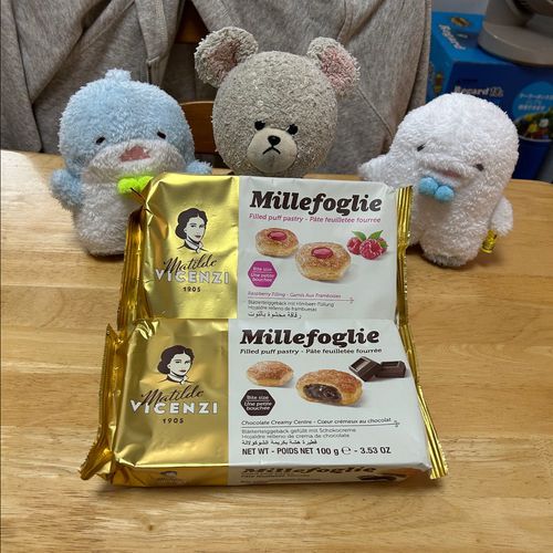 そららたんと、るかたんとお家で宝探し👀
美味しそうなお菓子発見👀‼️
ラズベリーとチョコの2種類…
ふたりの希望でラズベリーに✨
開けてみると〜美味しそう🤤
ぴーしゃんはコーヒーと一緒に☕️
最高だ✌️🐻‍❄️