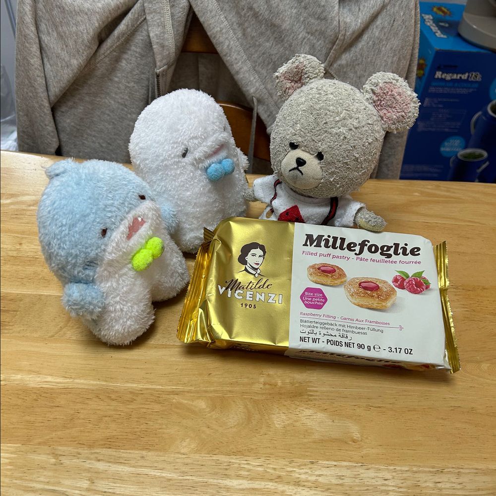 そららたんと、るかたんとお家で宝探し👀
美味しそうなお菓子発見👀‼️
ラズベリーとチョコの2種類…
ふたりの希望でラズベリーに✨
開けてみると〜美味しそう🤤
ぴーしゃんはコーヒーと一緒に☕️
最高だ✌️🐻‍❄️