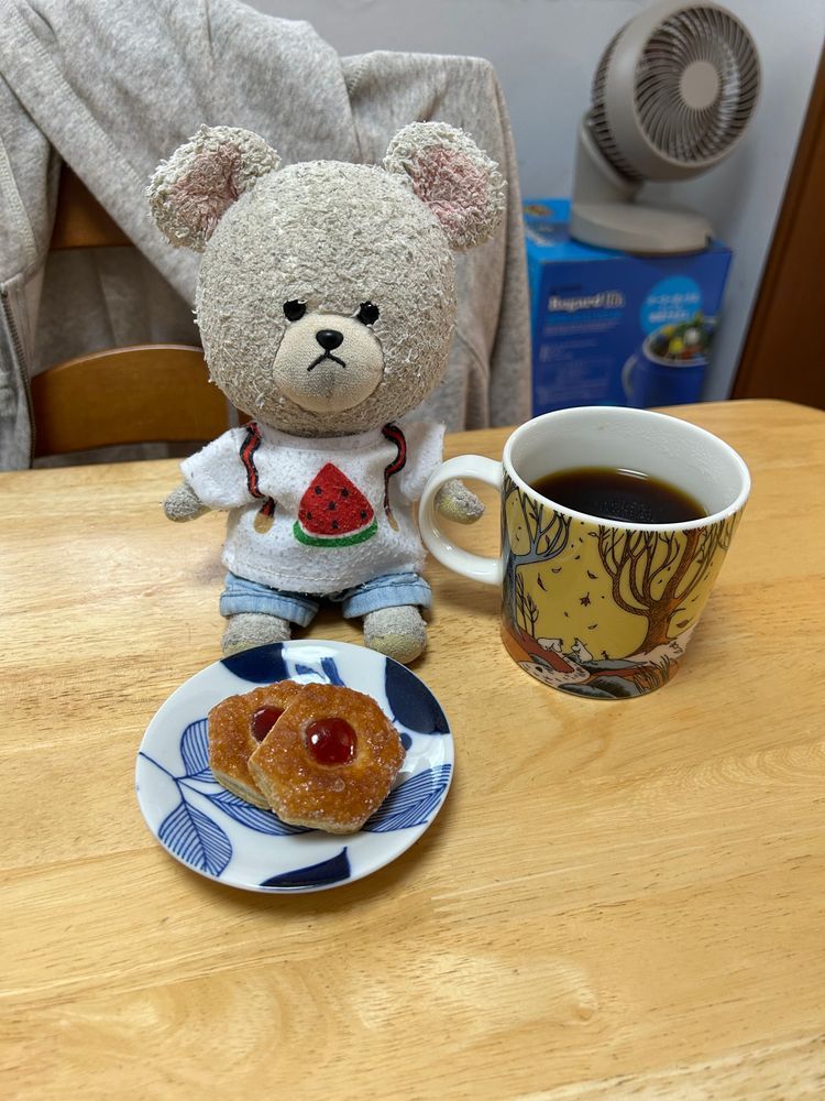 そららたんと、るかたんとお家で宝探し👀
美味しそうなお菓子発見👀‼️
ラズベリーとチョコの2種類…
ふたりの希望でラズベリーに✨
開けてみると〜美味しそう🤤
ぴーしゃんはコーヒーと一緒に☕️
最高だ✌️🐻‍❄️