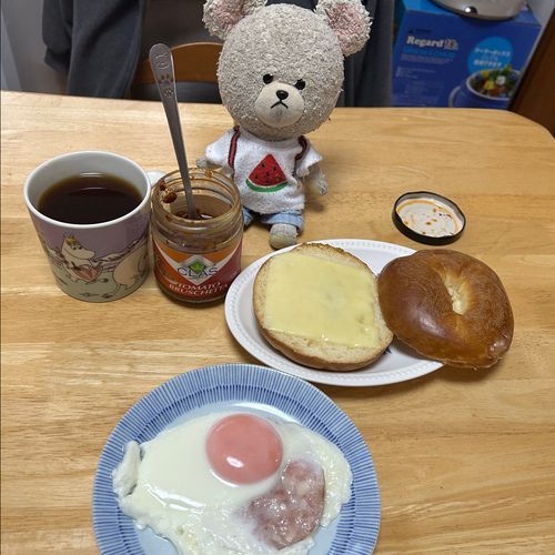 ぴーしゃん、朝ごはんなの🥯
チーズ乗せて焼いたベーグルにブルスケッタ挟んで食べるのがお気に入り💕
ストック場所ごそごそして見つけた去年の夏までのブルスケッタ…密封されてたし、オイル漬けだし、余裕だった✌️
食べ忘れだらけで毎回反省してるけど、詰め込みクセはなおらないんだよね、お家の人…
周りにお店ないってなると詰めておきたくなるんだよ🤣って開き直る始末😥
美味しいから再注文試みるも商品消えてる😭
代わりの品として、違うブルスケッタ買ってみたよ👛
ねっ❗️２個買ってるでしょ？
これのひとつが詰め込まれて時空超える系になるのさ🐻‍❄️💦

牛乳の側面がさ、トレカってなってるから気になってチョキチョキ✂️
なんかいろんな牛乳飲んで集めたいけど、手に入らない牛乳で😨