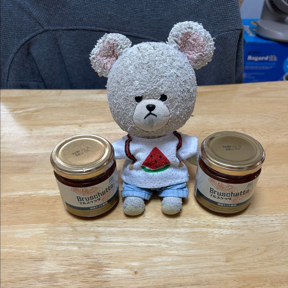 ぴーしゃん、朝ごはんなの🥯
チーズ乗せて焼いたベーグルにブルスケッタ挟んで食べるのがお気に入り💕
ストック場所ごそごそして見つけた去年の夏までのブルスケッタ…密封されてたし、オイル漬けだし、余裕だった✌️
食べ忘れだらけで毎回反省してるけど、詰め込みクセはなおらないんだよね、お家の人…
周りにお店ないってなると詰めておきたくなるんだよ🤣って開き直る始末😥
美味しいから再注文試みるも商品消えてる😭
代わりの品として、違うブルスケッタ買ってみたよ👛
ねっ❗️２個買ってるでしょ？
これのひとつが詰め込まれて時空超える系になるのさ🐻‍❄️💦

牛乳の側面がさ、トレカってなってるから気になってチョキチョキ✂️
なんかいろんな牛乳飲んで集めたいけど、手に入らない牛乳で😨