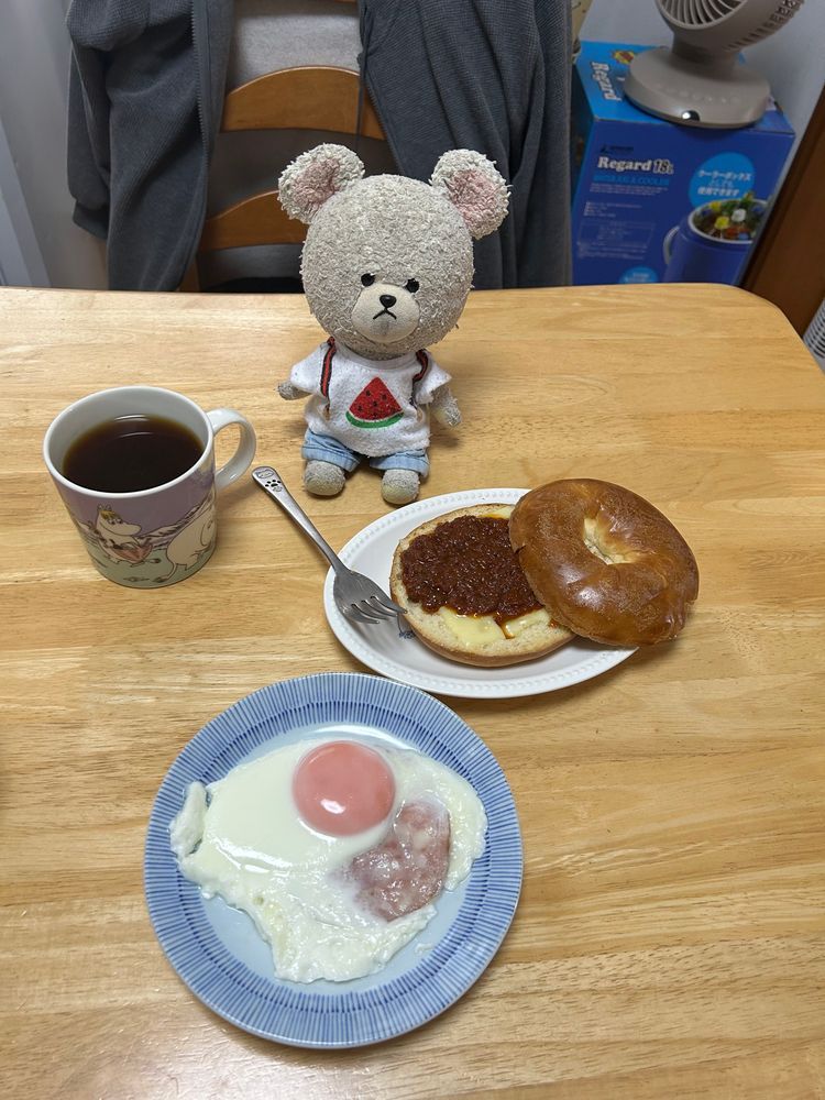 ぴーしゃん、朝ごはんなの🥯
チーズ乗せて焼いたベーグルにブルスケッタ挟んで食べるのがお気に入り💕
ストック場所ごそごそして見つけた去年の夏までのブルスケッタ…密封されてたし、オイル漬けだし、余裕だった✌️
食べ忘れだらけで毎回反省してるけど、詰め込みクセはなおらないんだよね、お家の人…
周りにお店ないってなると詰めておきたくなるんだよ🤣って開き直る始末😥
美味しいから再注文試みるも商品消えてる😭
代わりの品として、違うブルスケッタ買ってみたよ👛
ねっ❗️２個買ってるでしょ？
これのひとつが詰め込まれて時空超える系になるのさ🐻‍❄️💦

牛乳の側面がさ、トレカってなってるから気になってチョキチョキ✂️
なんかいろんな牛乳飲んで集めたいけど、手に入らない牛乳で😨