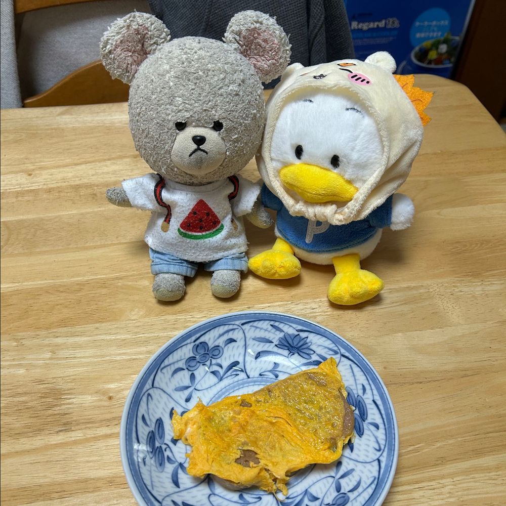 キノピオ隊長のとこでスパムにぎり食べてたの見て、ぴーしゃんもスパム🍙‼️

おーい、お家の人〜
あの肉缶詰の中から、わしたポーク探し出してきたよ〜
いつもの通り、やってくれぇーーーッッ‼️それから、もうちょっと頑張った方がいいよ…種類問わず詰めてあるから、要らん苦労が…
あっ、カリカリに焼いて、別に焼くのが面倒くさいのと、隣に置くなら一緒だろ〜精神でハムエッグ現象起きてるカリカリスパムが到着だ❣️
海苔〜塩〜ごま油混ぜたごはん〜スパム〜しょうゆ〜マヨネーズ〜
あとはごはんで海苔で閉じる🍙✨
塩分は…はい。汗かくからね💦
梨と一緒にいただきま〜す💕
