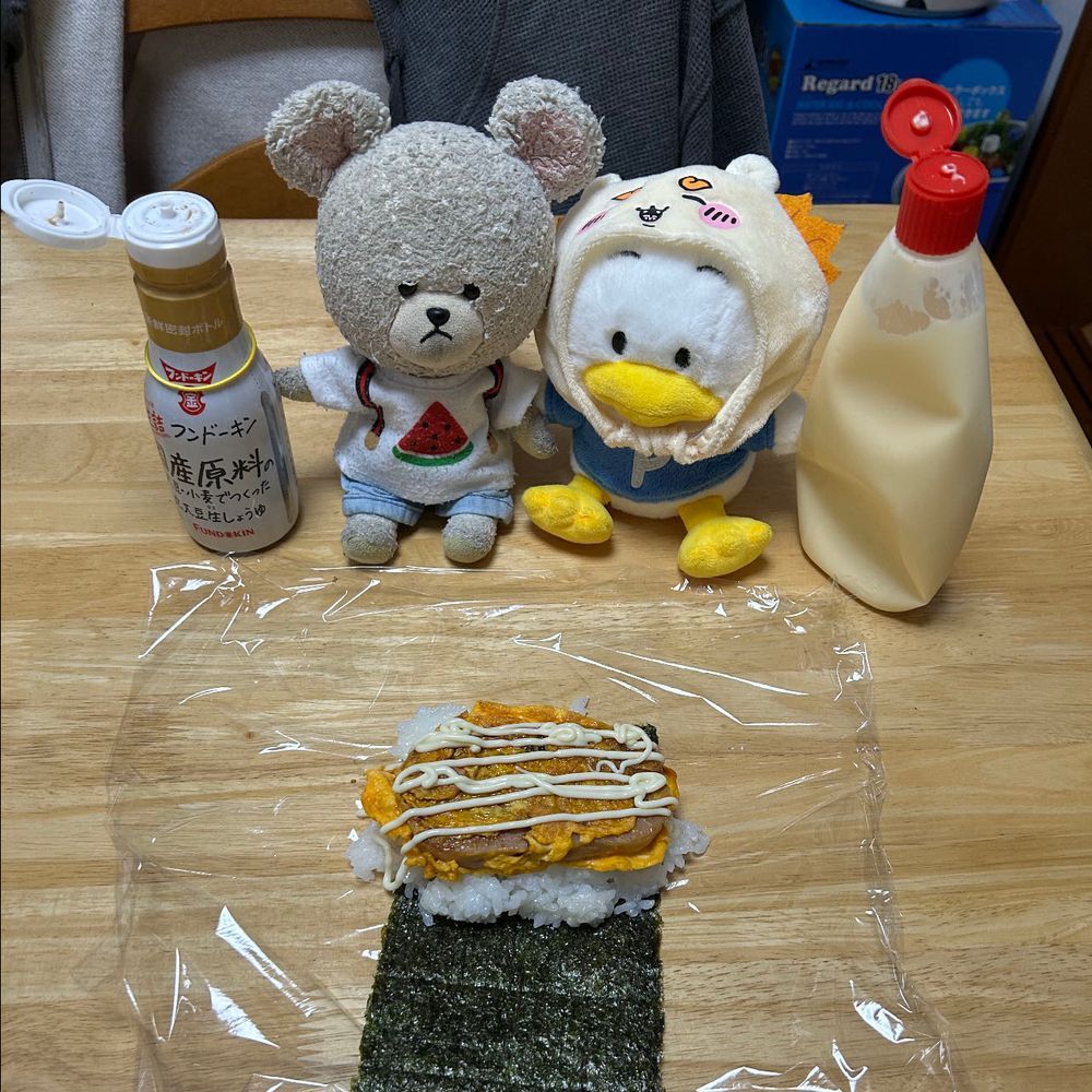 キノピオ隊長のとこでスパムにぎり食べてたの見て、ぴーしゃんもスパム🍙‼️

おーい、お家の人〜
あの肉缶詰の中から、わしたポーク探し出してきたよ〜
いつもの通り、やってくれぇーーーッッ‼️それから、もうちょっと頑張った方がいいよ…種類問わず詰めてあるから、要らん苦労が…
あっ、カリカリに焼いて、別に焼くのが面倒くさいのと、隣に置くなら一緒だろ〜精神でハムエッグ現象起きてるカリカリスパムが到着だ❣️
海苔〜塩〜ごま油混ぜたごはん〜スパム〜しょうゆ〜マヨネーズ〜
あとはごはんで海苔で閉じる🍙✨
塩分は…はい。汗かくからね💦
梨と一緒にいただきま〜す💕
