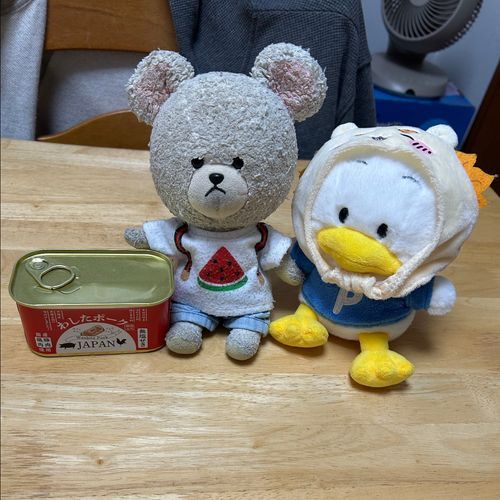 キノピオ隊長のとこでスパムにぎり食べてたの見て、ぴーしゃんもスパム🍙‼️

おーい、お家の人〜
あの肉缶詰の中から、わしたポーク探し出してきたよ〜
いつもの通り、やってくれぇーーーッッ‼️それから、もうちょっと頑張った方がいいよ…種類問わず詰めてあるから、要らん苦労が…
あっ、カリカリに焼いて、別に焼くのが面倒くさいのと、隣に置くなら一緒だろ〜精神でハムエッグ現象起きてるカリカリスパムが到着だ❣️
海苔〜塩〜ごま油混ぜたごはん〜スパム〜しょうゆ〜マヨネーズ〜
あとはごはんで海苔で閉じる🍙✨
塩分は…はい。汗かくからね💦
梨と一緒にいただきま〜す💕

