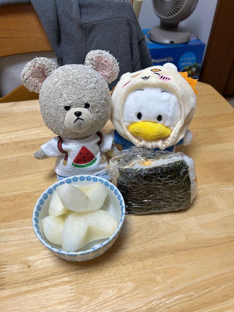 キノピオ隊長のとこでスパムにぎり食べてたの見て、ぴーしゃんもスパム🍙‼️

おーい、お家の人〜
あの肉缶詰の中から、わしたポーク探し出してきたよ〜
いつもの通り、やってくれぇーーーッッ‼️それから、もうちょっと頑張った方がいいよ…種類問わず詰めてあるから、要らん苦労が…
あっ、カリカリに焼いて、別に焼くのが面倒くさいのと、隣に置くなら一緒だろ〜精神でハムエッグ現象起きてるカリカリスパムが到着だ❣️
海苔〜塩〜ごま油混ぜたごはん〜スパム〜しょうゆ〜マヨネーズ〜
あとはごはんで海苔で閉じる🍙✨
塩分は…はい。汗かくからね💦
梨と一緒にいただきま〜す💕
