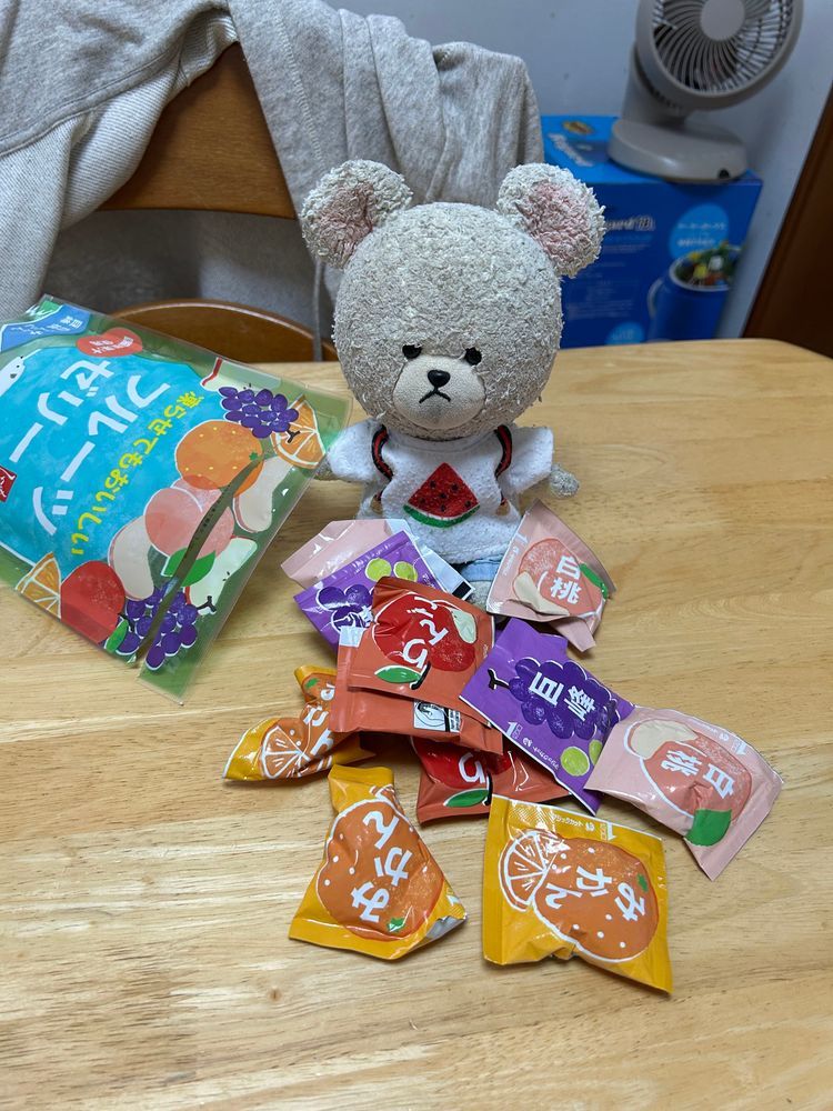 冷凍庫でカキンコキンのフルーツゼリー🍑🍊🍇🍎
オープン👏👏

バラバラっと出して〜
ん〜ひんやり🧊
ちくまろうにぼんは呼ばずも現れる😂
みんなどれにするか決まった？？
ぴーしゃんチ、チーズにハマっててこの前買ったやつ👛
買ったはいいけど、ブラータ？？ってどう食べよう…🌀🐻‍❄️