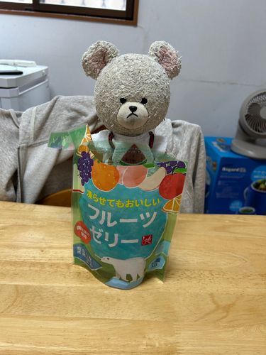 冷凍庫でカキンコキンのフルーツゼリー🍑🍊🍇🍎
オープン👏👏

バラバラっと出して〜
ん〜ひんやり🧊
ちくまろうにぼんは呼ばずも現れる😂
みんなどれにするか決まった？？
ぴーしゃんチ、チーズにハマっててこの前買ったやつ👛
買ったはいいけど、ブラータ？？ってどう食べよう…🌀🐻‍❄️