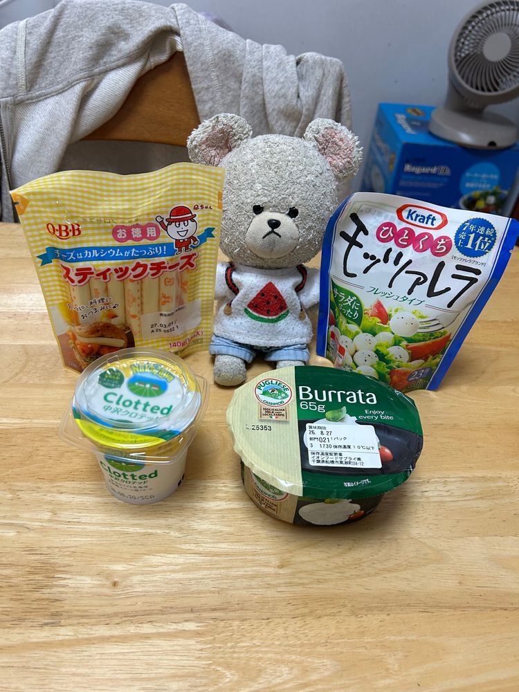 冷凍庫でカキンコキンのフルーツゼリー🍑🍊🍇🍎
オープン👏👏

バラバラっと出して〜
ん〜ひんやり🧊
ちくまろうにぼんは呼ばずも現れる😂
みんなどれにするか決まった？？
ぴーしゃんチ、チーズにハマっててこの前買ったやつ👛
買ったはいいけど、ブラータ？？ってどう食べよう…🌀🐻‍❄️