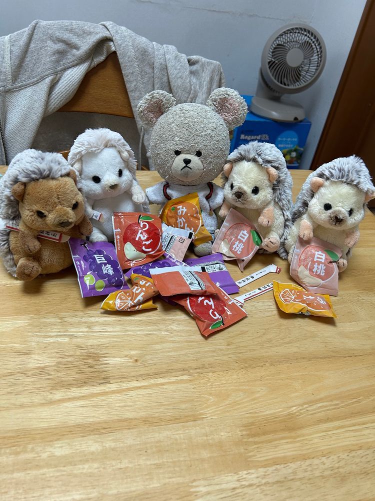 冷凍庫でカキンコキンのフルーツゼリー🍑🍊🍇🍎
オープン👏👏

バラバラっと出して〜
ん〜ひんやり🧊
ちくまろうにぼんは呼ばずも現れる😂
みんなどれにするか決まった？？
ぴーしゃんチ、チーズにハマっててこの前買ったやつ👛
買ったはいいけど、ブラータ？？ってどう食べよう…🌀🐻‍❄️