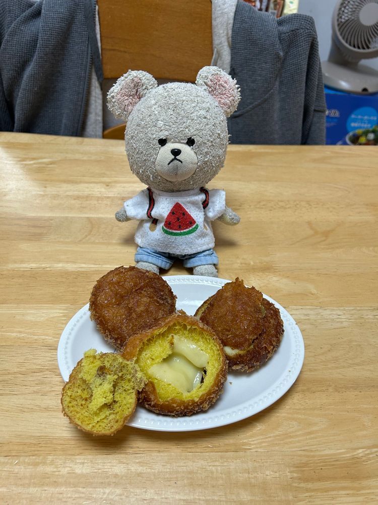 ネオデカくん…❓👀💦
で、でかい👀‼️
中もしっかり👍
カレーパン、トースターで焼いて食べるの好き💖
上を切ってチーズ乗せて焼くのも好き😍