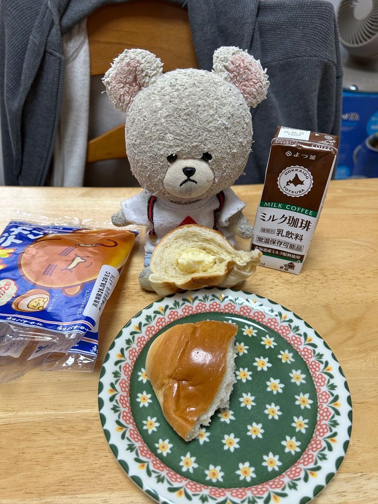 ネオデカくん…❓👀💦
で、でかい👀‼️
中もしっかり👍
カレーパン、トースターで焼いて食べるの好き💖
上を切ってチーズ乗せて焼くのも好き😍