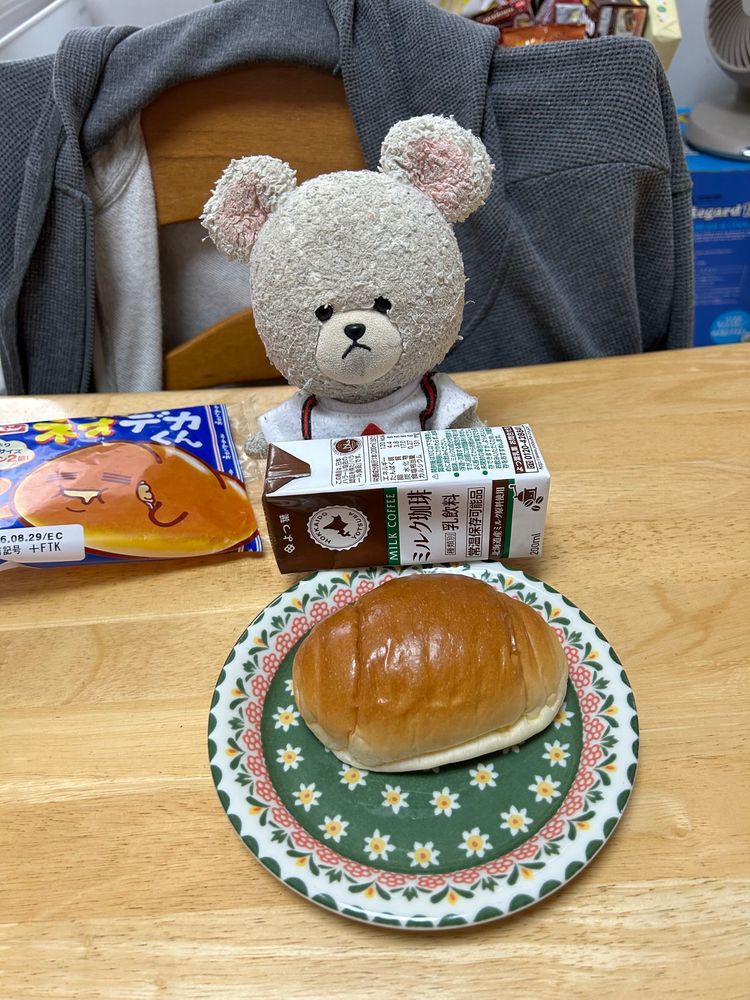 ネオデカくん…❓👀💦
で、でかい👀‼️
中もしっかり👍
カレーパン、トースターで焼いて食べるの好き💖
上を切ってチーズ乗せて焼くのも好き😍