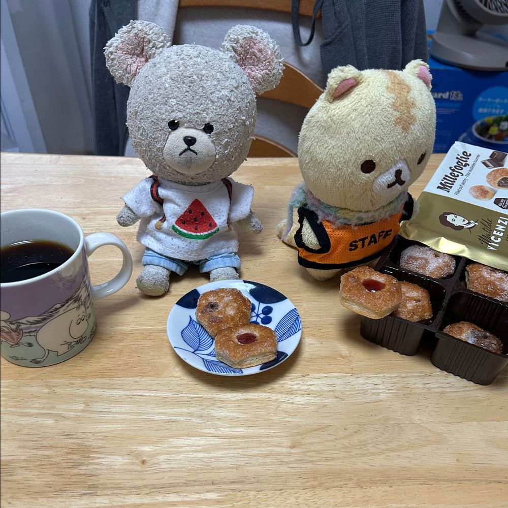 この前のお菓子が２個だけだ👀💦
にゃんちゃんと１個ずつするけど足りないから、チョコのを開けよう✂️
美味しそう😋
お皿に乗せて〜コーヒーと☕️🐻‍❄️
あとはにゃんが預かるにゃって言ってちくまろうにぼんに配りにいってくれたよ🐱
お昼ごはん、残り物のゆでそばが冷蔵庫に…
山芋おろして、揚げ玉とネギと温泉たまごトッピングして🥚
最強だ✨