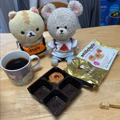 この前のお菓子が２個だけだ👀💦
にゃんちゃんと１個ずつするけど足りないから、チョコのを開けよう✂️
美味しそう😋
お皿に乗せて〜コーヒーと☕️🐻‍❄️
あとはにゃんが預かるにゃって言ってちくまろうにぼんに配りにいってくれたよ🐱
お昼ごはん、残り物のゆでそばが冷蔵庫に…
山芋おろして、揚げ玉とネギと温泉たまごトッピングして🥚
最強だ✨