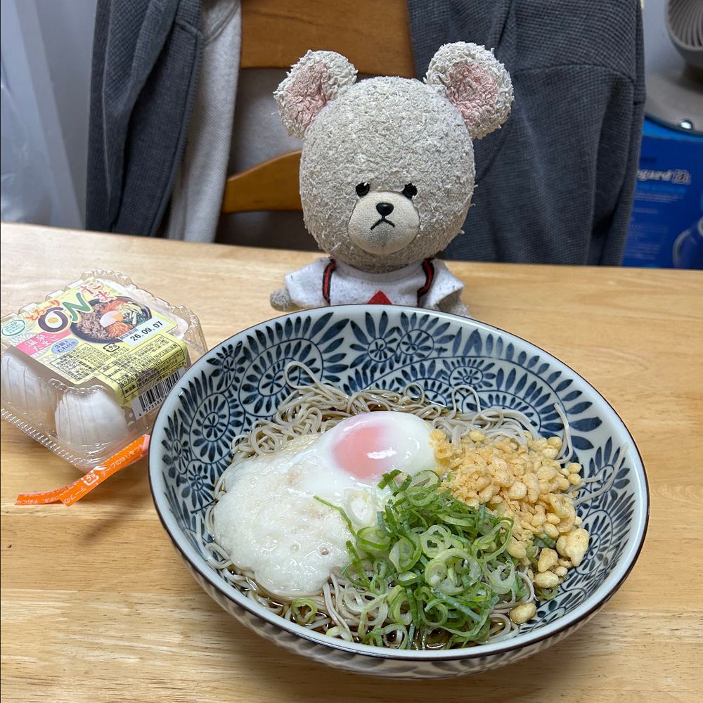 この前のお菓子が２個だけだ👀💦
にゃんちゃんと１個ずつするけど足りないから、チョコのを開けよう✂️
美味しそう😋
お皿に乗せて〜コーヒーと☕️🐻‍❄️
あとはにゃんが預かるにゃって言ってちくまろうにぼんに配りにいってくれたよ🐱
お昼ごはん、残り物のゆでそばが冷蔵庫に…
山芋おろして、揚げ玉とネギと温泉たまごトッピングして🥚
最強だ✨