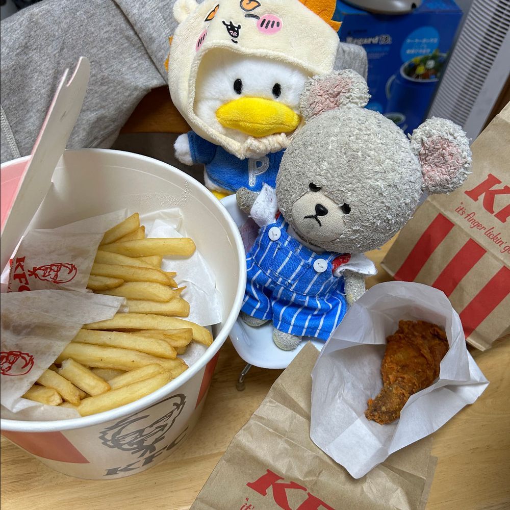 わぁ〜い❣️
ケンタッキーもらったよ✨おサボりできて、お家の人るんるん🎶
ぺくちゃん、初ケンタッキーでぐいぐいくるね〜🤣

お家の人、ただいま夏まつり帳簿中…
ぴーしゃんは待機中…
ぴーしゃん、暇😪