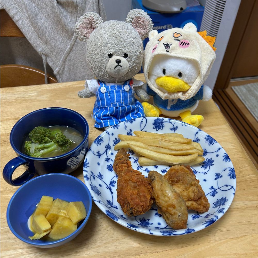 わぁ〜い❣️
ケンタッキーもらったよ✨おサボりできて、お家の人るんるん🎶
ぺくちゃん、初ケンタッキーでぐいぐいくるね〜🤣

お家の人、ただいま夏まつり帳簿中…
ぴーしゃんは待機中…
ぴーしゃん、暇😪