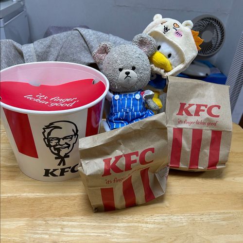 わぁ〜い❣️
ケンタッキーもらったよ✨おサボりできて、お家の人るんるん🎶
ぺくちゃん、初ケンタッキーでぐいぐいくるね〜🤣

お家の人、ただいま夏まつり帳簿中…
ぴーしゃんは待機中…
ぴーしゃん、暇😪