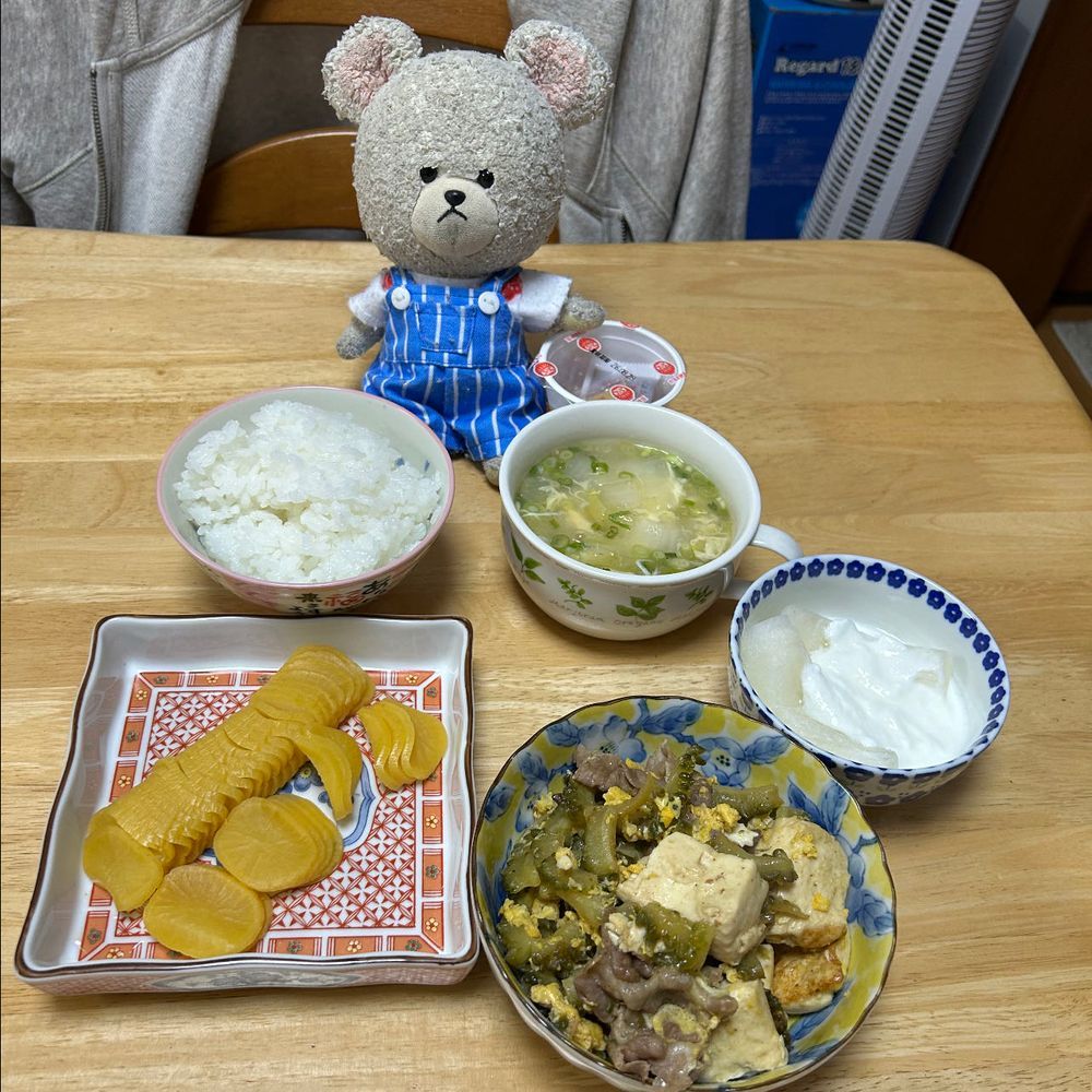 お家の人、サボり癖ついたとか言ってパン買ったり、セコマでおむすび🍙買ったり〜しかもセコマのおむすび🍙は新作でね、牛カルビだった😋
でも、サボり癖も現物登場じゃ続けるわけいかないね💦
ゴーヤーチャンプルーになぁ〜れ‼️
栗はむいて冷凍だ🌰🧊
