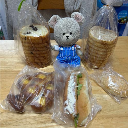 お家の人、サボり癖ついたとか言ってパン買ったり、セコマでおむすび🍙買ったり〜しかもセコマのおむすび🍙は新作でね、牛カルビだった😋
でも、サボり癖も現物登場じゃ続けるわけいかないね💦
ゴーヤーチャンプルーになぁ〜れ‼️
栗はむいて冷凍だ🌰🧊

