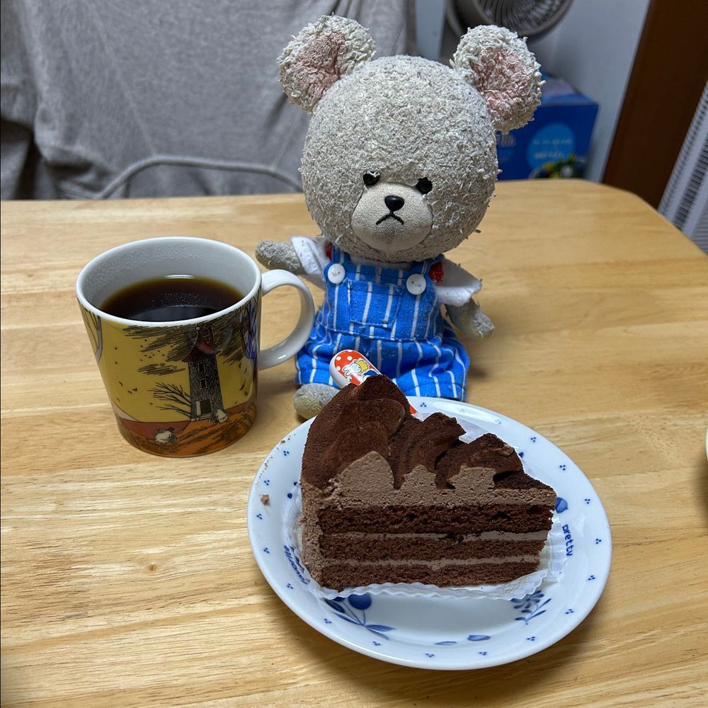 今日はお買い物の日🚙
可愛いサンリオのパンとカントリーマアムなの❣️
ぴーしゃん、素通り出来ないよ〜😣
ビオのヨーグルト…どれが美味しいか分からないから一個ずつ✨
スーパー内に不二家入ってたから、チョコ生ケーキなの🍫
幸せ〜🐻‍❄️💕