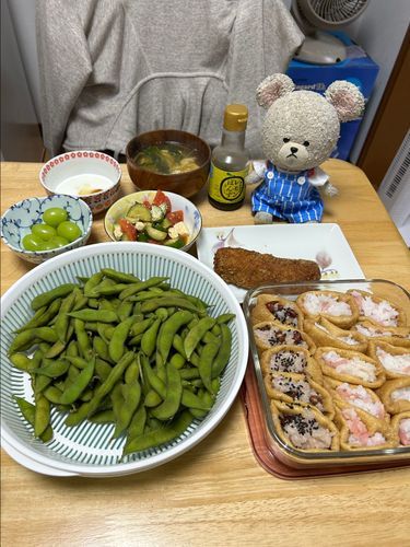 今日は御一日だから〜
ぴーしゃんチはお赤飯🫘
気分変えて稲荷に詰めてみた❣️
しかも、紅しょうがバージョンも✨
しばらくのおサボり分を返上だ👍
枝豆🫛トマトきゅうりチーズのサラダ🥗マグロカツ、三つ葉と豆腐のお吸い物、ヨーグルトとシャインマスカット🍇
モリモリ食べて今月も元気チャージ🥢
パワーーーーッッ💪🐻‍❄️