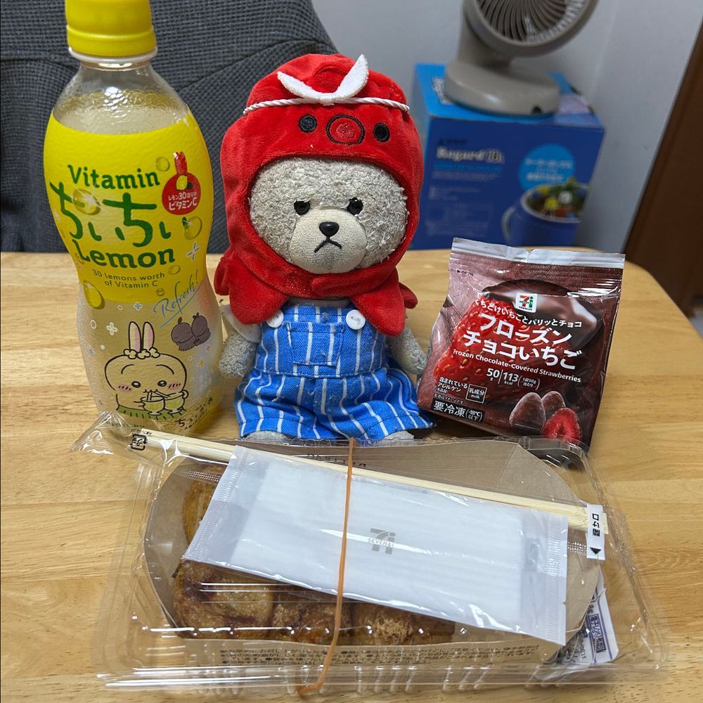 お家の人がぴーしゃんをたこにしたいってこれをプレゼントしてきたよ🐙
ぴーしゃん、たこ焼きと引き換えだって交換条件だしたの‼️
理想は銀だこだったんだけど…
早々たこ焼き食べたいから、セブンイレブンへ🚙
たこ焼き食べた後、お口さっぱりさせたいから、フローズンチョコいちごも買ってきたよ👛
ちぃちぃLemonでしゅわ〜っと可愛い😍
プチッとマヨ&ソース✨
青のり粉はお家にあるのをかけようね🎶
手軽にうま😋
仕上げはフローズンチョコいちごでチョコといちごでちょ〜うまい❣️チョコバナナのいちごバージョンも大歓迎です🐻‍❄️❤️