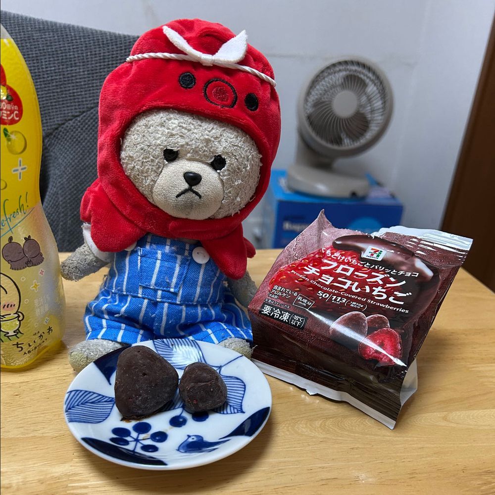 お家の人がぴーしゃんをたこにしたいってこれをプレゼントしてきたよ🐙
ぴーしゃん、たこ焼きと引き換えだって交換条件だしたの‼️
理想は銀だこだったんだけど…
早々たこ焼き食べたいから、セブンイレブンへ🚙
たこ焼き食べた後、お口さっぱりさせたいから、フローズンチョコいちごも買ってきたよ👛
ちぃちぃLemonでしゅわ〜っと可愛い😍
プチッとマヨ&ソース✨
青のり粉はお家にあるのをかけようね🎶
手軽にうま😋
仕上げはフローズンチョコいちごでチョコといちごでちょ〜うまい❣️チョコバナナのいちごバージョンも大歓迎です🐻‍❄️❤️