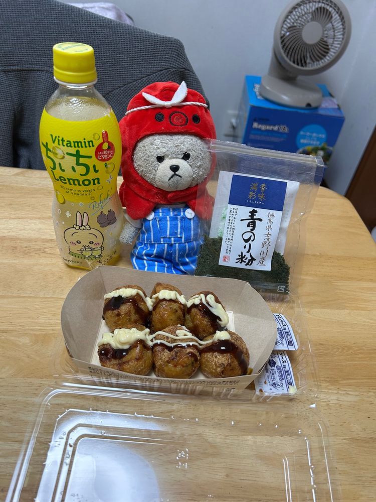 お家の人がぴーしゃんをたこにしたいってこれをプレゼントしてきたよ🐙
ぴーしゃん、たこ焼きと引き換えだって交換条件だしたの‼️
理想は銀だこだったんだけど…
早々たこ焼き食べたいから、セブンイレブンへ🚙
たこ焼き食べた後、お口さっぱりさせたいから、フローズンチョコいちごも買ってきたよ👛
ちぃちぃLemonでしゅわ〜っと可愛い😍
プチッとマヨ&ソース✨
青のり粉はお家にあるのをかけようね🎶
手軽にうま😋
仕上げはフローズンチョコいちごでチョコといちごでちょ〜うまい❣️チョコバナナのいちごバージョンも大歓迎です🐻‍❄️❤️