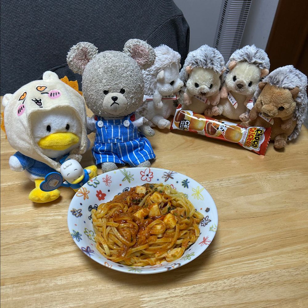 お家の人が辛い麺を食べようって❣️
ちっくん、お顔にテイッ🦔だって🤭
仕上げをかけようってしたら…
においでやられた🦔たちがチョコカルシューでお口直し🍫・・・食べていないのにね😂
えっ？ぺくちゃん⁉️
食べる気？？💦💦
ちなみにぺくちゃん、シークレットクリップ付きマスコットで見事引き当てたペックルを可愛い弟の様に連れ歩いてる🤭