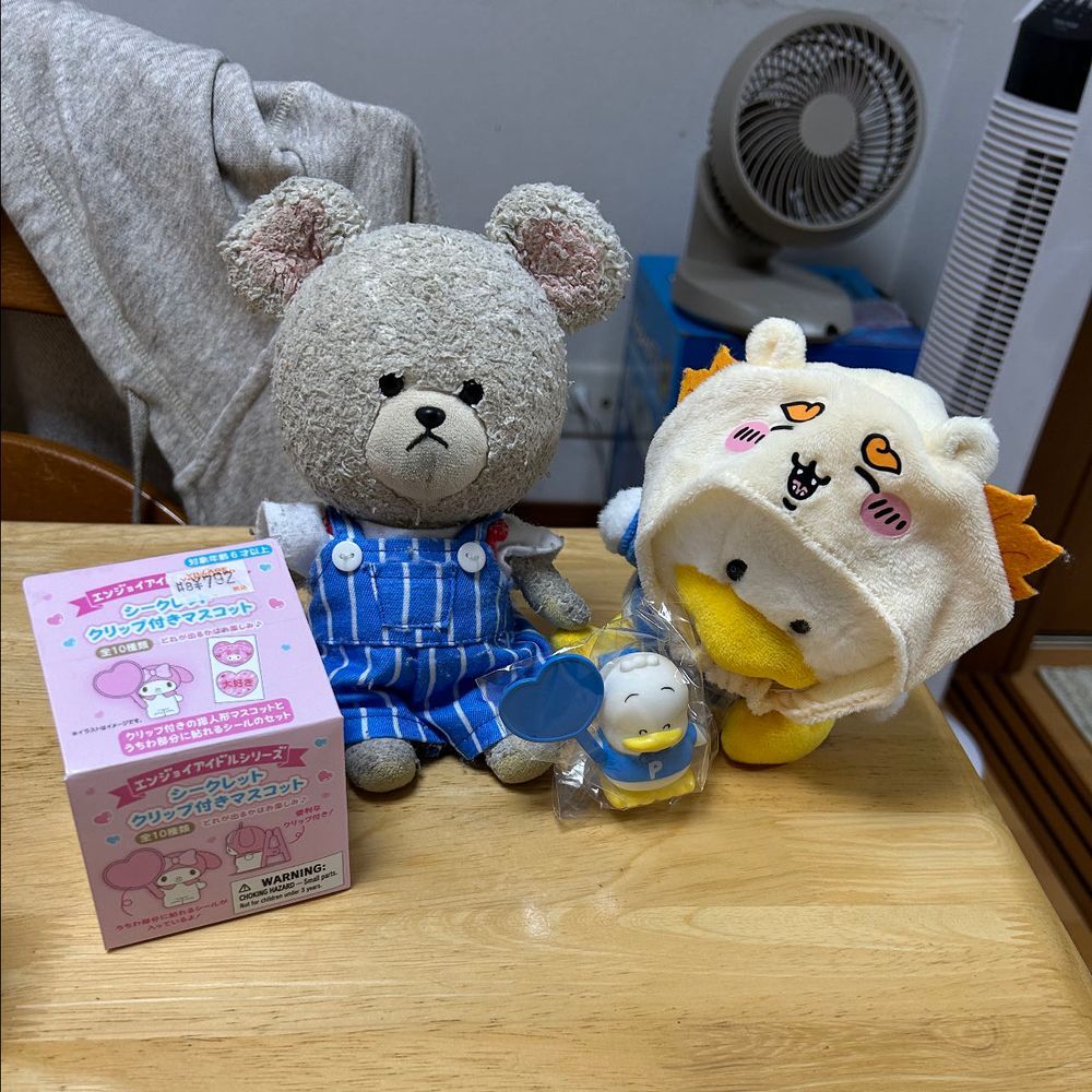 お家の人が辛い麺を食べようって❣️
ちっくん、お顔にテイッ🦔だって🤭
仕上げをかけようってしたら…
においでやられた🦔たちがチョコカルシューでお口直し🍫・・・食べていないのにね😂
えっ？ぺくちゃん⁉️
食べる気？？💦💦
ちなみにぺくちゃん、シークレットクリップ付きマスコットで見事引き当てたペックルを可愛い弟の様に連れ歩いてる🤭